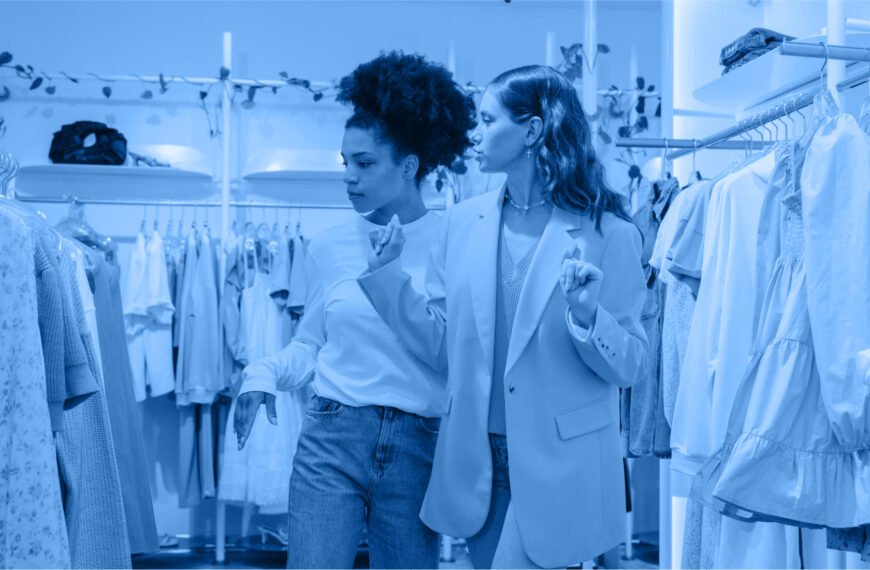 Tại sao nên lộn trái quần áo khi giặt?