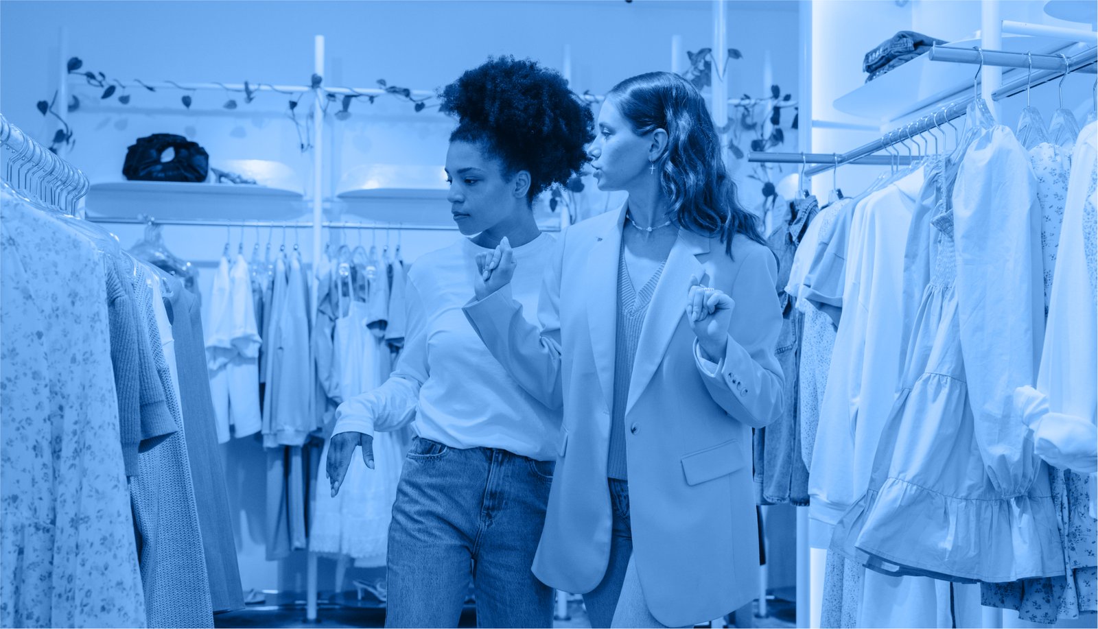 Tại sao nên lộn trái quần áo khi giặt?