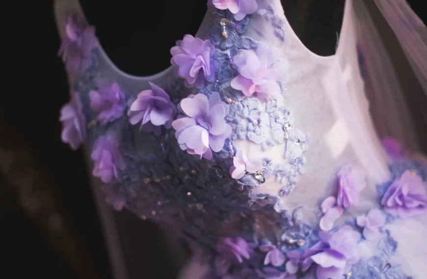 Đằng sau chiếc mác quần áo khổ A4